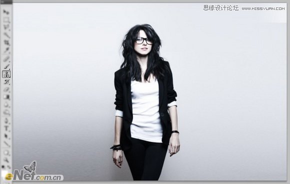 Photoshop打造柔美的红光潮流人物海报