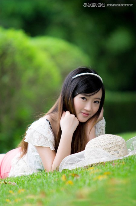 Photoshop调出草地上的美女照片柔美紫色调