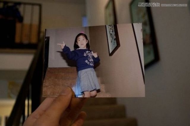 Photoshop创意合成手拿老照片图片效果
