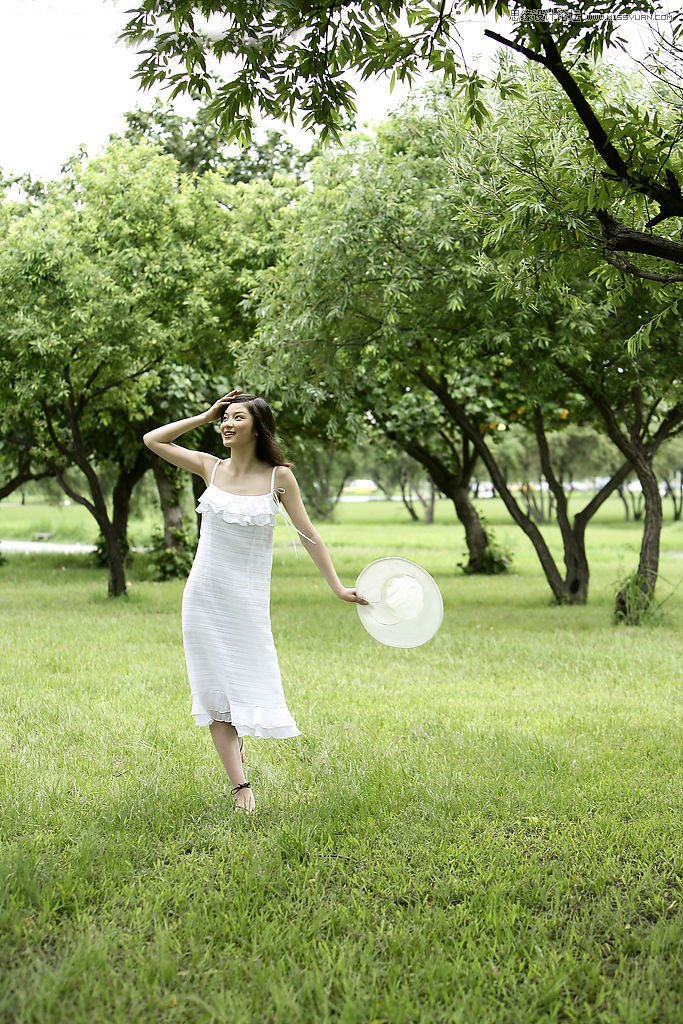 Photoshop调出外景林中女孩梦幻紫色效果