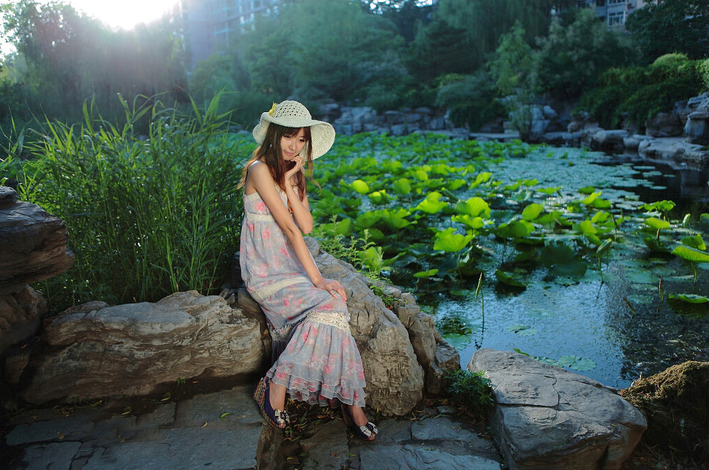 Photoshop给池塘边女孩添加夕阳光效效果