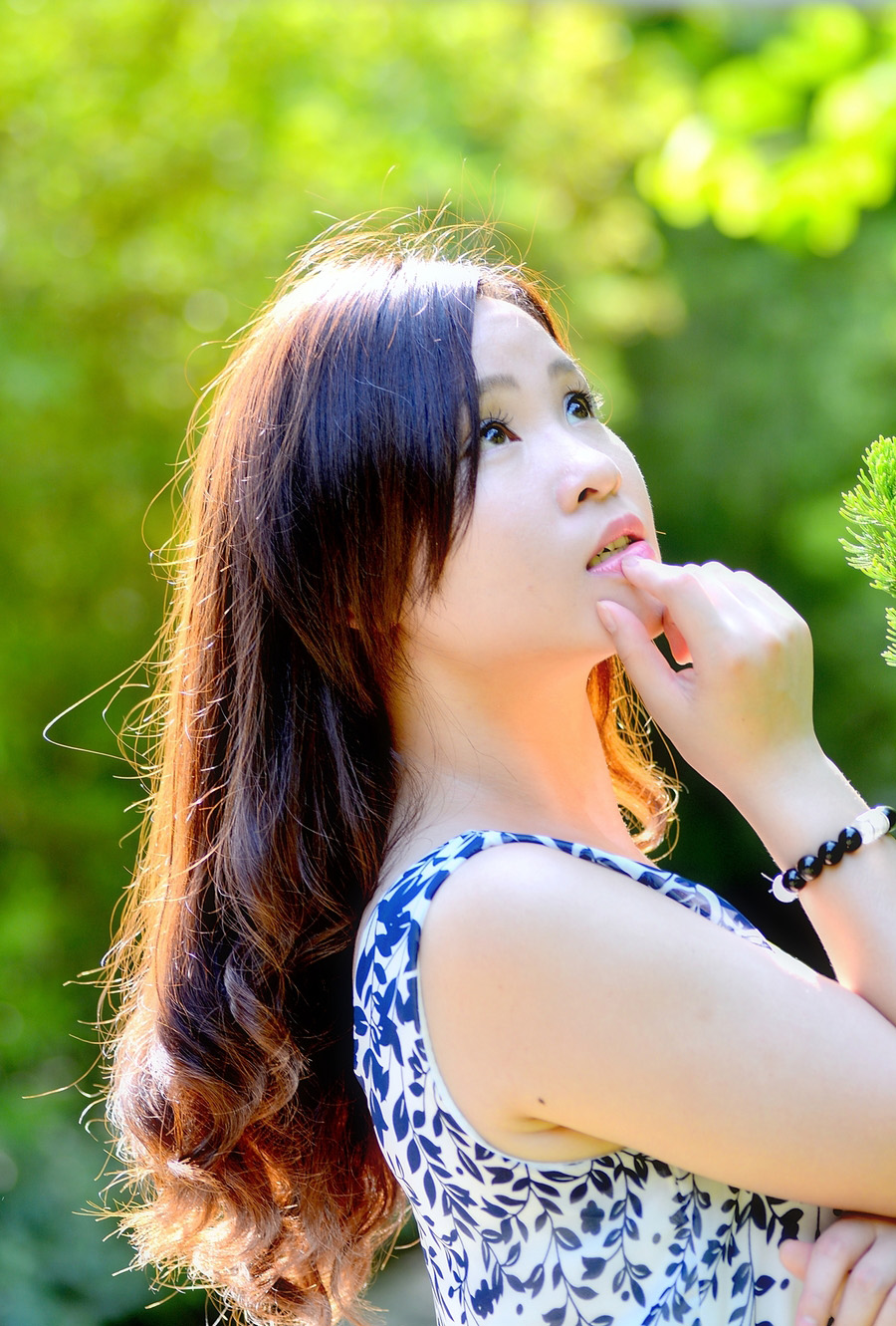 Photoshop抠出多发丝的夏季外景美女人像照片