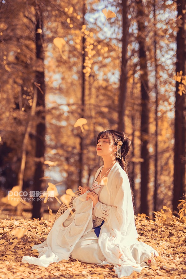 Photoshop调出银杏树下外景人像秋季黄色调