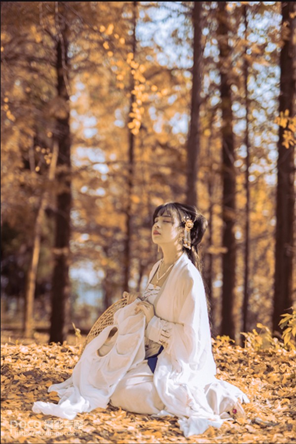 Photoshop调出银杏树下外景人像秋季黄色调