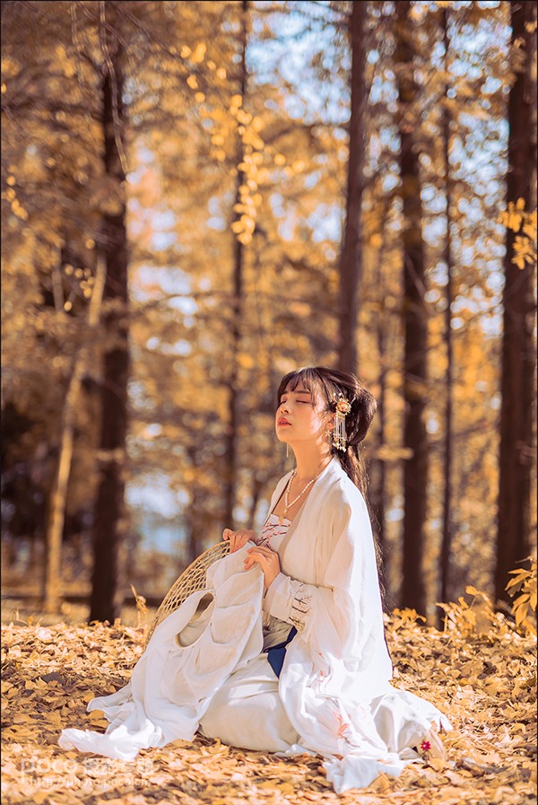 Photoshop调出银杏树下外景人像秋季黄色调