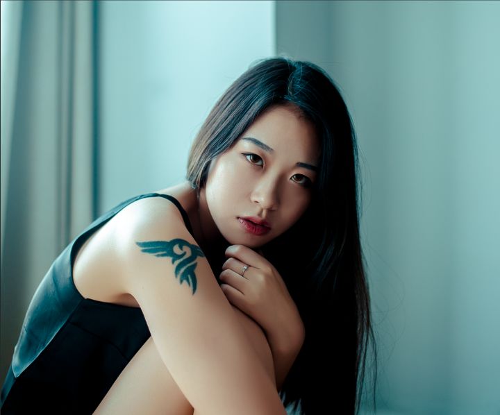 Photoshop调出室内人像惊艳冷色效果