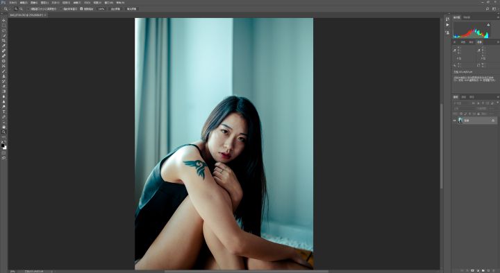Photoshop调出室内人像惊艳冷色效果