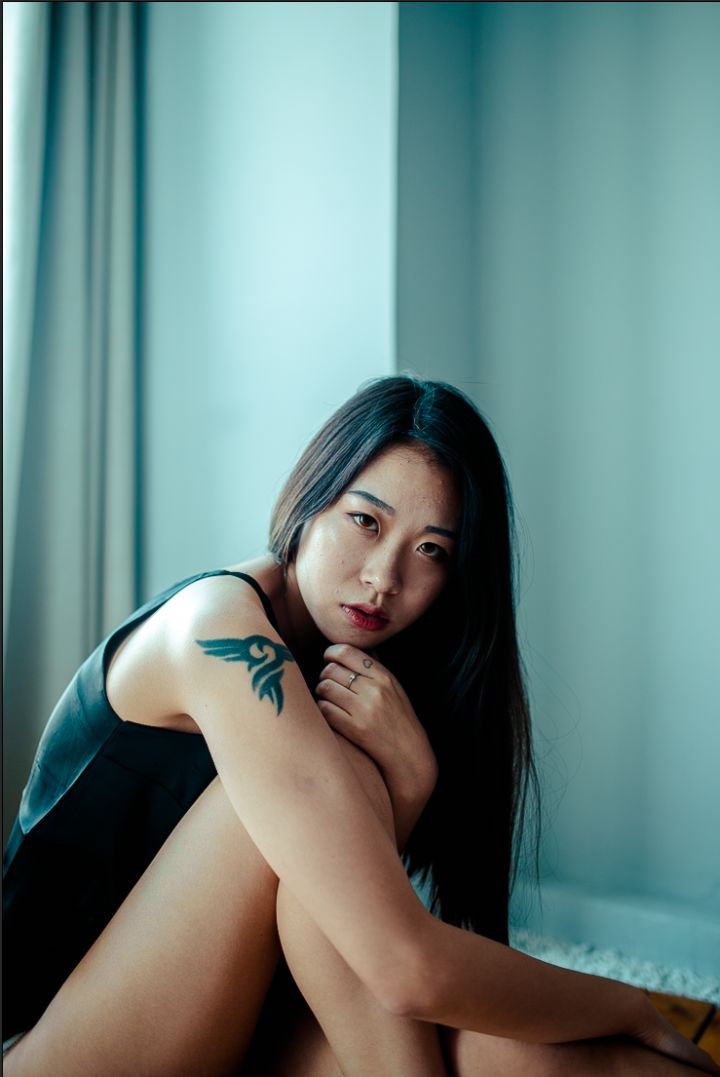Photoshop调出室内人像惊艳冷色效果