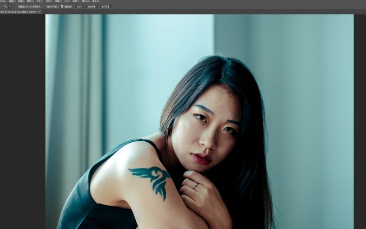 Photoshop调出室内人像惊艳冷色效果