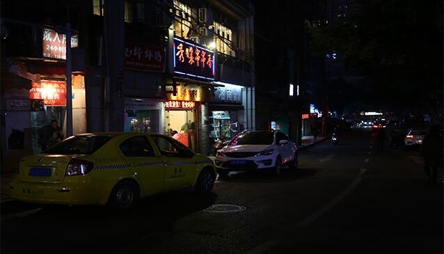 LR调出橙色风格的港风城市街道场景